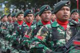 Sejumlah prajurit TNI AD berbaris saat defile pasukan dalam perayaan peringatan HUT ke 79 Tentara Nasional Indonesia (TNI) di Lapangan Blang Padang, Banda Aceh, Aceh, Sabtu (5/10/2024). HUT ke 79 TNI mengusung tema TNI bersama rakyat siap mengawal suksesi kepemimpinan untuk Indonesia Maju, dan peringatan tersebut di Aceh juga dimeriahkan dengan atraksi bela diri prajurit dan defile pasukan dari berbagai kesatuan jajaran Kodam IM. ANTARA FOTO/Khalis Surry