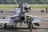 Pilot pesawat temput Hawk 100/200 mengecek kondisi pesawat untuk memeriahkan HUT ke-79 TNI di Terminal Selatan Lanud Halim Perdanakusuma, Jakarta, Sabtu (5/10/2024).  HUT ke-79 TNI tahun 2024 TNI Angkatan Udara menyiapkan pertunjukan pesawat di antaranya pesawat tempur F-16,  Hawk 100/200 dan Sukhoi SU-30. ANTARA FOTO/Asprilla Dwi Adha/nz/gp