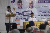 Calon Gubernur Jawa Barat Ahmad Syaikhu (kiri) berdialog dengan masyarakat saat silaturahmi di Indramayu, Jawa Barat, Sabtu (5/10/2024). Dalam pertemuan tersebut Ahmad Syaikhu berjanji jika terpilih meenjadi gubernur Jabar akan melaksanakan program pemerataan pembangunan infrastruktur dan pemerataan pendidikan. ANTARA FOTO/Dedhez Anggara/agr
