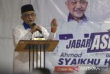 Calon Gubernur Jawa Barat Ahmad Syaikhu (kiri) berdialog dengan masyarakat saat silaturahmi di Indramayu, Jawa Barat, Sabtu (5/10/2024). Dalam pertemuan tersebut Ahmad Syaikhu berjanji jika terpilih meenjadi gubernur Jabar akan melaksanakan program pemerataan pembangunan infrastruktur dan pemerataan pendidikan. ANTARA FOTO/Dedhez Anggara/agr
