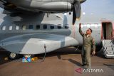 Pilot pesawat CN 235-220 MPA dari skuadron 800 Wing Udara 1 Puspenerbal TNI AL, Aditya Mulyarajasa memeriksa propeler pesawat sebelum mengikuti terbang formasi bersama Tim Cendrawasih Flight di Bandara Husein Sastranegara, Bandung, Jawa Barat, Sabtu (5/10/2024).  Sebanyak sembilan pesawat CN235 dan CN295 milik TNI AL dan TNI AU yang tergabung dalam Tim Cendrawasih Flight melaksanakan terbang formasi dalam rangka HUT ke-79 TNI yang dikomandani oleh Letkol Penerbang Okvan Yudoriztanto. ANTARA FOTO/Raisan Al Farisi/agr
