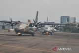 Pesawat CN235 dan CN295 milik TNI AL dan TNI AU yang tergabung dalam  Tim Cendrawasih Flight bersiap untuk lepas landas di Bandara Husein Sastranegara, Bandung, Jawa Barat, Sabtu (5/10/2024). Sebanyak sembilan pesawat CN235 dan CN295 milik TNI AL dan TNI AU yang tergabung dalam Tim Cendrawasih Flight melaksanakan terbang formasi dalam rangka HUT ke-79 TNI yang dikomandani oleh Letkol Penerbang Okvan Yudoriztanto. ANTARA FOTO/Raisan Al Farisi/agr
