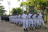 Sejumlah prajurit TNI Angkatan Laut mengikuti Upacara HUT ke-79 TNI Tahun 2024 di Lapangan Tidayu Makodam XII/Tanjungpura di Kabupaten Kubu Raya, Kalimantan Barat, Sabtu (5/10/2024). Pada HUT ke-79 yang diikuti ratusan prajurit TNI di wilayah Kalbar tersebut mengusung tema TNI modern bersama rakyat siap mengawal suksesi kepemimpinan untuk Indonesia Maju. Antara Kalbar/Rhatu Dieva/Jhw.