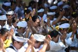 Umat Hindu bersembahyang bersama saat Hari Raya Kuningan di Pura Sakenan, Denpasar, Bali, Sabtu (5/10/2024). Umat Hindu merayakan Hari Raya Kuningan sebagai rangkaian dari Hari Raya Galungan atau perayaan kemenangan kebenaran (Dharma) atas kejahatan (Adharma). ANTARA FOTO/Fikri Yusuf/wsj.