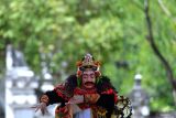 Umat Hindu menampilkan tarian dalam rangkaian perayaan Hari Raya Kuningan di Pura Sakenan, Denpasar, Bali, Sabtu (5/10/2024). Umat Hindu merayakan Hari Raya Kuningan sebagai rangkaian dari Hari Raya Galungan atau perayaan kemenangan kebenaran (Dharma) atas kejahatan (Adharma). ANTARA FOTO/Fikri Yusuf/wsj.