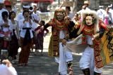 Umat Hindu menampilkan tarian dalam rangkaian perayaan Hari Raya Kuningan di Pura Sakenan, Denpasar, Bali, Sabtu (5/10/2024). Umat Hindu merayakan Hari Raya Kuningan sebagai rangkaian dari Hari Raya Galungan atau perayaan kemenangan kebenaran (Dharma) atas kejahatan (Adharma). ANTARA FOTO/Fikri Yusuf/wsj.