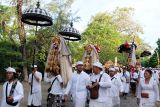 Sejumlah umat Hindu membawa benda-benda sakral saat persiapan upacara persembahyangan yang digelar pada Hari Raya Kuningan di Pura Sakenan, Denpasar, Bali, Jumat (4/10/2024). Hari Raya Kuningan yang dirayakan pada Sabtu (5/10) tersebut merupakan rangkaian perayaan kemenangan dharma (kebaikan) atas adharma (kejahatan) yang diperingati dengan melaksanakan ritual dan persembahyangan bersama. ANTARA FOTO/Nyoman Hendra Wibowo/wsj.