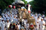 Sejumlah umat Hindu membawa benda-benda sakral saat persiapan upacara persembahyangan yang digelar pada Hari Raya Kuningan di Pura Sakenan, Denpasar, Bali, Jumat (4/10/2024). Hari Raya Kuningan yang dirayakan pada Sabtu (5/10) tersebut merupakan rangkaian perayaan kemenangan dharma (kebaikan) atas adharma (kejahatan) yang diperingati dengan melaksanakan ritual dan persembahyangan bersama. ANTARA FOTO/Nyoman Hendra Wibowo/wsj.