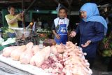 Calon Gubernur Jawa Timur nomor urut dua Khofifah Indar Parawansa (kanan) berbincang dengan pedagang ayam potong saat berkampanye di Pasar Wonokromo, Surabaya, Jawa Timur, Sabtu (5/10/2024). Dalam kampanye tersebut Khofifah berdialog untuk menyerap aspirasi pedagang sekaligus membeli barang dagangan mereka. ANTARA Jatim/Moch Asim.