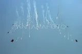 Pesawat tempur Sukhoi melakukan boomburst dan High Speed Pass pada Peringatan HUT ke-79 TNI di kawasan Monas, Jakarta, Sabtu (5/10/2024). Peringatan HUT ke-79 TNI tersebut diisi dengan demo terjun free fall, parade alutsista TNI, serta aksi fly pass pesawat tempur. Antara Kaltim/Indrianto Eko Suwarso/nz/mrh