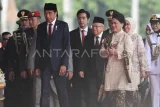 Presiden Joko Widodo (ketiga kiri) bersama Ibu Negara Iriana Joko Widodo didampingi Ibu Iriana Joko Widodo (ketiga kanan), Wakil Presiden Ma'ruf Amin (keempat kanan) dan istrinya Wury Estu, dan Wakil Presiden terpilih Gibran Rakabuming Raka (tengah) tiba untuk mengikuti upacara Hari Ulang Tahun (HUT) ke-79 Tentara Nasional Indonesia (TNI) di Lapangan Silang Monumen Nasional (Monas), Gambir, Jakarta, Sabtu (5/10/2024). HUT ke-79 TNI tersebut mengangkat tema TNI Modern Bersama Rakyat Siap Mengawal Suksesi Kepemimpinan Nasional Untuk Indonesia Maju. Antara Kaltim/Fauzan/nz/mrh