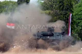 Kendaraan tempur TNI menerobos bom jebakan saat melakukan operasi pembebasan sandera dalam demonstrasi penanggulangan teror (Gultor) pada peringatan Hari Ulang Tahun (HUT) ke-79 Tentara Nasional Indonesia (TNI) di Lapangan Puputan Margarana Niti Mandala, Denpasar, Bali, Sabtu (5/10/2024). Kodam IX/Udayana melaksanakan berbagai kegiatan dalam rangka memperingati HUT ke-79 TNI yakni upacara parade, demonstrasi bela diri, demonstrasi penanggulangan teror, serta defile pasukan dan Alutsista dengan mengusung tema TNI Modern Bersama Rakyat Siap Mengawal Suksesi Kepemimpinan Nasional Untuk Indonesia Maju. Antara Kaltim/Nyoman Hendra Wibowo/nz/mrh