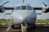 Pilot pesawat CN 235-220 MPA dari skuadron 800 Wing Udara 1 Puspenerbal TNI AL, Aditya Mulya memanjatkan doa sebelum mengikuti terbang formasi bersama Tim Cendrawasih Flight di Bandara Husein Sastranegara, Bandung, Jawa Barat, Sabtu (5/10/2024). Sebanyak sembilan pesawat CN235 dan CN295 milik TNI AL dan TNI AU yang tergabung dalam Tim Cendrawasih Flight melaksanakan terbang formasi dalam rangka HUT ke-79 TNI yang dikomandani oleh Letkol Penerbang Okvan Yudoriztanto . Antara Kaltim/Raisan Al Farisi/nz 