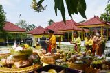 Umat Hindu menyiapkan sesajen sebelum persembahyangan bersama Hari Raya Kuningan di Pura Sanggha Bhuwana Magetan, Jawa Timur, Sabtu (5/10/2024). Umat Hindu merayakan Hari Raya Kuningan di pura tersebut yang merupakan rangkaian dari Hari Raya Galungan yaitu perayaan kemenangan Dharma (kebenaran) melawan Adharma (kejahatan). Antara Jatim/Siswowidodo/um