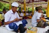 Umat Hindu bersembahyang bersama saat Hari Raya Kuningan di Pura Sanggha Bhuwana Magetan, Jawa Timur, Sabtu (5/10/2024). Umat Hindu merayakan Hari Raya Kuningan di pura tersebut yang merupakan rangkaian dari Hari Raya Galungan yaitu perayaan kemenangan Dharma (kebenaran) melawan Adharma (kejahatan). Antara Jatiim/Siswowidodo/um