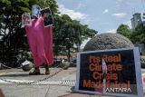 Aktivis melakukan unjuk rasa aksi krisis iklim di Cikapundung River Spot, Bandung, Jawa Barat, Minggu (6/10/2024). Aksi tersebut sebagai kampanye dan protes terhadap kondisi iklim dan kerusakan lingkungan yang tidak terkontrol serta menuntut pemerintah untuk terus membuat kebijakan yang berkeadilan, ramah lingkungan dan berkelanjutan. ANTARA FOTO/Novrian Arbi/agr
