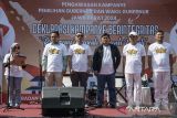 Anggota Bawaslu Jawa Barat Nuryamah (kiri) memimpin pembacaan deklarasi bersama bersama perwakilan tim pemenangan pasangan Cagub dan Cawagub Jabar nomor urut satu Nur Ainul Yakin (kiri), Cawagub Jabar nomor urut dua Ronal Surapradja (kedua kiri), perwakilan tim pemenangan pasangan Cagub dan Cawagub Jabar nomor urut tiga Adi Saputra (ketiga kanan) dan pasangan Cagub dan Cawagub nomor urut empat Dedi Mulyadi (kedua kanan) dan Erwan Setiawan (kanan) saat Deklarasi Kampanye Berintegritas Pemilihan Gubernur dan Wakil Gubernur Jawa Barat 2024 di Gedung Sate, Bandung, Jawa Barat, Minggu (6/10/2024). Deklarasi yang digelar Bawaslu Jawa Barat tersebut untuk memastikan komitmen pemerintah daerah sekaligus calon gubernur dan calon wakil gubernur Jawa Barat serta tim pemenangan untuk melakukan kampanye yang berintegritas, damai, menolak politik uang dan menolak kampanye SARA. ANTARA FOTO/Novrian Arbi/agr
