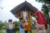 Sejumlah anak membaca buku di area taman Kampung Pekijing, Kota Serang, Banten, Minggu (6/10/2024). Warga setempat menjadikan kawasan Kampung Pekijing menjadi kampung wisata literasi sebagai pusat kampanye literasi dengan menyediakan titik peminjaman buku di setiap rumah dan taman. ANTARA FOTO/Muhammad Bagus Khoirunas/gp