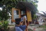 Sejumlah anak membaca buku di area taman Kampung Pekijing, Kota Serang, Banten, Minggu (6/10/2024). Warga setempat menjadikan kawasan Kampung Pekijing menjadi kampung wisata literasi sebagai pusat kampanye literasi dengan menyediakan titik peminjaman buku di setiap rumah dan taman. ANTARA FOTO/Muhammad Bagus Khoirunas/gp