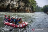 Wisatawan menaiki perahu karet di aliran sungai Citarum di kawasan Geo Wisata Sanghyang Kenit, Kampung Cisameng, Rajamandala Kulon, Kabupaten Bandung Barat, Jawa Barat, Minggu (6/10/2024). Geo Wisata Sanghyang Kenit yang termasuk bagian dari aliran Sungai Citarum purba tersebut menjadi salah satu destinasi favorit wisata di akhir pekan dengan menawarkan panorama gua karst, sungai serta bebatuan purba. ANTARA FOTO/Abdan Syakura/agr