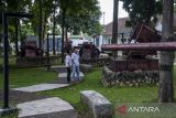 Warga melihat deretan meriam di Taman Meriam, Kota Cimahi, Jawa Barat, Minggu (6/10/2024). Pemerintah Daerah Kota Cimahi menginisiasi program Cimahi Military Heritage Tourism yang bertujuan untuk mendorong pariwisata Kota Cimahi melalui konsep eduwisata pengenalan sejarah militer dan bangunan-bangunan bersejarah. ANTARA FOTO/Abdan Syakura/agr