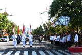 Pj Wali Kota Madiun Eddy Supriyanto (kanan) mengangkat bendera saat memberangkatkan Kirab Pataka Jer Basuki Mawa Beya bertema Sigap Pilkada Damai Jawa Timur 2024 di Kota Madiun, Jawa Timur, Minggu (6/10/2024). Kirab Pataka Jer Basuki Mawa Beya merupakan rangkaian kegiatan peringatan HUT ke-79 Provinsi Jawa timur dengan estafet berurutan ke seluruh kabupaten/kota se Jawa Timur. Antara Jatim/Siswowidodo/mas.