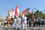 Petugas membawa pataka saat Kirab Pataka Jer Basuki Mawa Beya bertema Sigap Pilkada Damai Jawa Timur 2024 di Kota Madiun, Jawa Timur, Minggu (6/10/2024). Kirab Pataka Jer Basuki Mawa Beya merupakan rangkaian kegiatan peringatan HUT ke-79 Provinsi Jawa timur dengan estafet berurutan ke seluruh kabupaten/kota se Jawa Timur. Antara Jatim/Siswowidodo/mas.