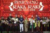 Pj Gubernur Jawa Timur Adhy Karyono (keenam kiri) didampingi isteri Isye Sri Rahayu (keenam kanan) berfoto dengan pemenang Raka-Raki Jatim Fiki Andriansah (kelima kiri) dari Kabupaten Ponorogo dan Aurellia Rizka Paramita (kelima kanan) dari Kabupaten Banyuwangi saat Grand Final pemilihan Raka Raki Jatim 2024 di Graha Unesa, Surabaya, Jawa Timur, Sabtu (5/10/2024). Kegiatan yang diikuti sebanyak 35 pasangan yang berasal dari 35 kota/kabupaten di Jatim tersebut merupakan bagian dari upaya Pemprov Jatim dalam mengajak generasi muda untuk turut serta berkontribusi dalam mempromosikan potensi wisata di Jawa Timur. ANTARA Jatim/Moch Asim.