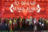 Peserta yang masuk dalam sepuluh besar berbaris saat Grand Final pemilihan Raka Raki Jatim 2024 di Graha Unesa, Surabaya, Jawa Timur, Sabtu (5/10/2024). Kegiatan yang diikuti sebanyak 35 pasangan yang berasal dari 35 kota/kabupaten di Jatim tersebut merupakan bagian dari upaya Pemprov Jatim dalam mengajak generasi muda untuk turut serta berkontribusi dalam mempromosikan potensi wisata di Jawa Timur. ANTARA Jatim/Moch Asim.