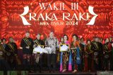 Konsul Jenderal Australia di Surabaya Glen Askew (tengah) berfoto dengan Wakil III Raka-Raki Jatim saat Grand Final pemilihan Raka Raki Jatim 2024 di Graha Unesa, Surabaya, Jawa Timur, Sabtu (5/10/2024). Kegiatan yang diikuti sebanyak 35 pasangan yang berasal dari 35 kota/kabupaten di Jatim tersebut merupakan bagian dari upaya Pemprov Jatim dalam mengajak generasi muda untuk turut serta berkontribusi dalam mempromosikan potensi wisata di Jawa Timur. ANTARA Jatim/Moch Asim.