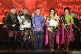 Konsul Jenderal Jepang di Surabaya Takeyama (tengah) berfoto dengan Wakil IV Raka-Raki Jatim saat Grand Final pemilihan Raka Raki Jatim 2024 di Graha Unesa, Surabaya, Jawa Timur, Sabtu (5/10/2024). Kegiatan yang diikuti sebanyak 35 pasangan yang berasal dari 35 kota/kabupaten di Jatim tersebut merupakan bagian dari upaya Pemprov Jatim dalam mengajak generasi muda untuk turut serta berkontribusi dalam mempromosikan potensi wisata di Jawa Timur. ANTARA Jatim/Moch Asim.