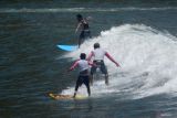 Sejumlah warga berolahraga selancar di Pantai Pancer, Puger, Jember, Jawa Timur, Minggu (6/10/2024). Kegiatan itu diinisiasi oleh Puger Surf untuk mengedukasi masyarakat tentang olahraga selancar dan menghidupkan ekosistem pariwisata di kawasan pesisir selatan Jember. Antara Jatim/Seno/um 