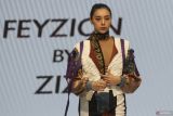 Model memperagakan busana karya Feyzion by Zizi dalam Malang Fashion Runway hari kedua di Malang, Jawa Timur, Minggu (6/10/2024). Gelaran peragaan busana tahunan tersebut menampilkan ratusan busana dengan tema 