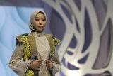 Model memperagakan busana karya Wardah Assuudiyah dalam Malang Fashion Runway hari kedua di Malang, Jawa Timur, Minggu (6/10/2024). Gelaran peragaan busana tahunan tersebut menampilkan ratusan busana dengan tema 