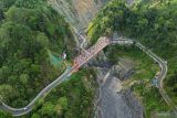 Foto udara Jembatan Besuk Koboa'an di Lumajang, Jawa Timur, Senin (7/10/2024). Direktorat Jenderal Bina Marga di bawah Kementerian PUPR Indonesia meraih penghargaan rekor MURI dalam pembangunan Jembatan Besuk Koboa'an sebagai Jembatan Pratt Truss terpanjang di Indonesia dengan panjang bentang mencapai 140 meter. Antara Jatim/Irfan Sumanjaya/um