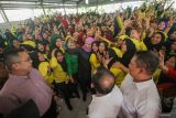 Calon Gubernur Jawa Timur nomor urut dua Khofifah Indar Parawansa (tengah) berswafoto bersama buruh saat berkampanye di PT Santos Jaya Abadi, Sidoarjo, Jawa Timur, Senin (7/10/2024). Dalam kampanye tersebut Khofifah bernyanyi bersama dan berdialog dengan para pekerja mengenai kesejahteraan. Antara Jatim/Umarul Faruq