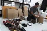 Pekerja mengemas sepatu kulit pesana pelanggan melalui pasar digital di rumah produksi Shoeka Shoes, Sawojajar, Malang, Jawa Timur, Senin (7/10/2024).Kementerian Koperasi dan Usaha Kecil Menengah (UKM) terus mendorong agar Usaha Mikro Kecil Menengah (UMKM) bertransformasi ke ranah digital melalui program Level Up guna mengejar target 30 juta UMKM go digital pada akhir tahun 2024 yang hingga bulan Mei tahun ini tercatat sudah mencapai 25,2 juta UMKM. ANTARA Jatim/Ari Bowo Sucipto/mas.