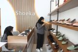 Pekerja memeriksa ukuran sepatu pesanan pelanggan yang memesan melalui pasar digital di rumah produksi Shoeka Shoes, Sawojajar, Malang, Jawa Timur, Senin (7/10/2024). Kementerian Koperasi dan Usaha Kecil Menengah (UKM) terus mendorong agar Usaha Mikro Kecil Menengah (UMKM) bertransformasi ke ranah digital melalui program Level Up guna mengejar target 30 juta UMKM go digital pada akhir tahun 2024 yang hingga bulan Mei tahun ini tercatat sudah mencapai 25,2 juta UMKM. ANTARA Jatim/Ari Bowo Sucipto/mas.