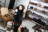 Pekerja melakukan penjualan langsung atau live sebuah produk dompet kulit melalui pasar digital di rumah produksi Shoeka Shoes, Sawojajar, Malang, Jawa Timur, Senin (7/10/2024).Kementerian Koperasi dan Usaha Kecil Menengah (UKM) terus mendorong agar Usaha Mikro Kecil Menengah (UMKM) bertransformasi ke ranah digital melalui program Level Up guna mengejar target 30 juta UMKM go digital pada akhir tahun 2024 yang hingga bulan Mei tahun ini tercatat sudah mencapai 25,2 juta UMKM. ANTARA Jatim/Ari Bowo Sucipto/mas.