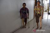 Dua orang disabilitas belajar berjalan menggunakan kaki palsu saat pembagian kaki palsu gratis di Kantor Dinas Sosial, Kota Tasikmalaya, Jawa Barat, Senin (7/10/2024). Pembagian 19 kaki palsu dari Kementerian Sosial itu untuk memberikan semangat kemandirian bagi penyandang disabiitas, dimana total penderita disabilitas di Kota Tasikmalaya sebanyak 3.500 orang. ANTARA FOTO/Adeng Bustomi/agr