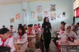 Pegawai Kementerian Keuangan menjelaskan tentang peran Kemenkeu serta APBN kepada siswa di SMKN 03 Pontianak, Kalimantan Barat, Senin (7/10/2024). Kementerian Keuangan mengadakan program Kemenkeu Mengajar sebagai bentuk pengenalan pengelolaan Anggaran Pendapatan dan Belanja Negara (APBN) Indonesia kepada siswa sekolah. Antara Kalbar/Edo Saputra/Jhw.