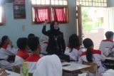 Pegawai Kementerian Keuangan menjelaskan tentang peran Kemenkeu serta APBN kepada siswa di SMKN 03 Pontianak, Kalimantan Barat, Senin (7/10/2024). Kementerian Keuangan mengadakan program Kemenkeu Mengajar sebagai bentuk pengenalan pengelolaan Anggaran Pendapatan dan Belanja Negara (APBN) Indonesia kepada siswa sekolah. Antara Kalbar/Edo Saputra/Jhw.