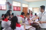 Pegawai Kementerian Keuangan menjelaskan tentang peran Kemenkeu serta APBN kepada siswa di SMKN 03 Pontianak, Kalimantan Barat, Senin (7/10/2024). Kementerian Keuangan mengadakan program Kemenkeu Mengajar sebagai bentuk pengenalan pengelolaan Anggaran Pendapatan dan Belanja Negara (APBN) Indonesia kepada siswa sekolah. Antara Kalbar/Edo Saputra/Jhw.