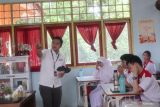 Pegawai Kementerian Keuangan menjelaskan tentang peran Kemenkeu serta APBN kepada siswa di SMKN 03 Pontianak, Kalimantan Barat, Senin (7/10/2024). Kementerian Keuangan mengadakan program Kemenkeu Mengajar sebagai bentuk pengenalan pengelolaan Anggaran Pendapatan dan Belanja Negara (APBN) Indonesia kepada siswa sekolah. Antara Kalbar/Edo Saputra/Jhw.