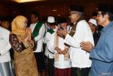 Calon Gubernur Jawa Timur nomor urut dua Khofifah Indar Parawansa (kiri) berbincang dengan sejumlah pengurus seusai Rapat Konsolidasi Jaringan Kiyai Santri Nasional (JKSN) Wilayah Mataraman dalam rangka pemenangan Khofifah-Emil di Kota Madiun, Jawa Timur, Minggu (6/10/2024). Rapat konsolidasi untuk pemenangan Calon Gubernur-Calon Wakil Gubernur Khofifah Indar Parawansa-Emil Elestianto Dardak tersebut diikuti pengurus JKSN dari 13 kabupaten dan kota di wilayah Mataraman Jawa Timur. Antara Jatim/Siswowidodo/mas.