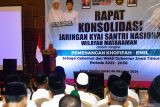 Calon Gubernur Jawa Timur nomor urut dua Khofifah Indar Parawansa memberikan sambutan saat Rapat Konsolidasi Jaringan Kiyai Santri Nasional (JKSN) Wilayah Mataraman dalam rangka pemenangan Khofifah-Emil di Kota Madiun, Jawa Timur, Minggu (6/10/2024). Rapat konsolidasi untuk pemenangan Calon Gubernur-Calon Wakil Gubernur Khofifah Indar Parawansa-Emil Elestianto Dardak tersebut diikuti pengurus JKSN dari 13 kabupaten dan kota di wilayah Mataraman Jawa Timur. Antara Jatim/Siswowidodo/mas.