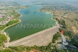 Foto udara PLTA Sutami di Waduk Karangkates, Kabupaten Malang, Jawa Timur, Minggu (6/10/2024). PLN Nusantara Power (PLN NP) melalui anak usahanya PLN Nusantara Renewables (PLN NR) mengoptimalkan Waduk Karangkates untuk mengembangkan Pembangkit Listrik Tenaga Surya (PLTS) Terapung berkapasitas 100 MWac guna mendukung percepatan transisi energi dan peningkatan kapasitas energi bersih di Indonesia. ANTARA FOTO/Irfan Sumanjaya/aww.