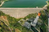 Foto udara PLTA Sutami di Waduk Karangkates, Kabupaten Malang, Jawa Timur, Minggu (6/10/2024). PLN Nusantara Power (PLN NP) melalui anak usahanya PLN Nusantara Renewables (PLN NR) mengoptimalkan Waduk Karangkates untuk mengembangkan Pembangkit Listrik Tenaga Surya (PLTS) Terapung berkapasitas 100 MWac guna mendukung percepatan transisi energi dan peningkatan kapasitas energi bersih di Indonesia. ANTARA FOTO/Irfan Sumanjaya/aww.