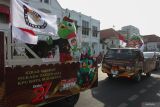 Maskot Pilkada Jawa Timur 2024 Si Jali (Jatim Memilih) (kiri) dan maskot Pemilihan Kepala Daerah (Pilkada) Surabaya 2024 Si Mbois (Siap Memilih dan Berdemokrasi Untuk Surabaya) (kanan) berada di atas mobil bak terbuka melintas di Jalan Rajawali saat Kirab Maskot Pilkada Serentak 2024 di Surabaya, Jawa Timur, Selasa (8/10/2024). Komisi Pemilihan Umum (KPU) Kota Surabaya menggelar kirab maskot Pilkada Serentak 2024 dengan tujuan mengajak masyarakat untuk menggunakan hak pilihnya saat Pilkada 2024 yang digelar 27 November 2024. Antara Jatim/Didik Suhartono/um