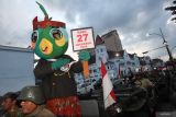 Maskot Pilkada Jawa Timur 2024 Si Jali (Jatim Memilih) berdiri di atas mobil Jeep saat Kirab Maskot Pilkada Serentak 2024 di Surabaya, Jawa Timur, Selasa (8/10/2024). Komisi Pemilihan Umum (KPU) Kota Surabaya menggelar kirab maskot Pilkada Serentak 2024 dengan tujuan mengajak masyarakat untuk menggunakan hak pilihnya saat Pilkada 2024 yang digelar 27 November 2024. Antara Jatim/Didik Suhartono/um